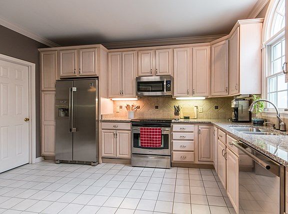 5th image of 284 Clubhouse Dr