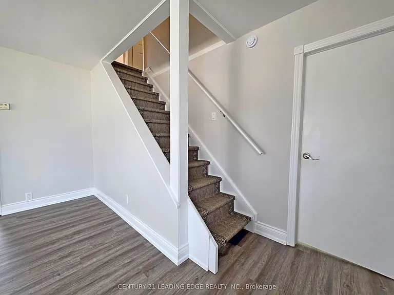 500 The Queensway S — Photo 16