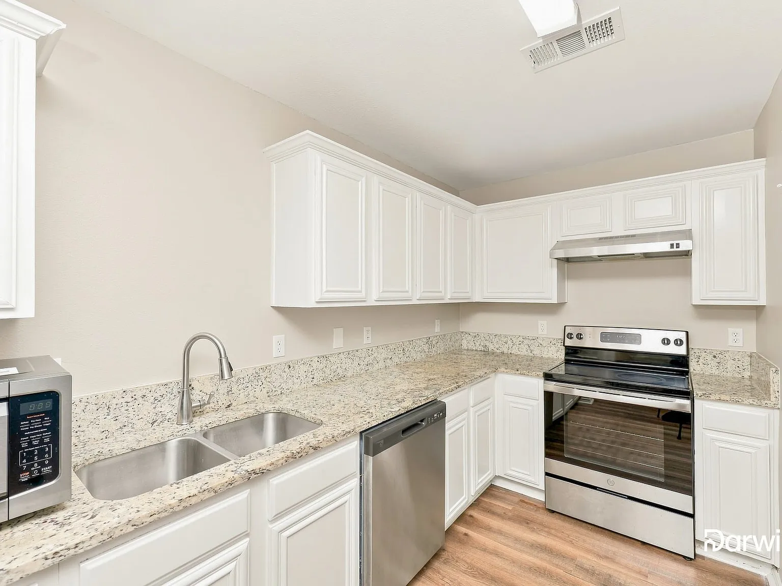 3 bed, 2.5 bath, 1372 sqft, $1,655 — Photo 4