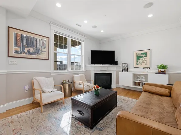 236 Bunker Hill St APT 3, Charlestown, MA 02129