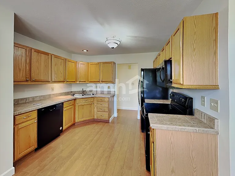 559 Prince Dr — Photo 3