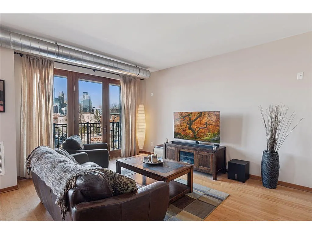 Building Photo - 15 E Franklin Ave #322