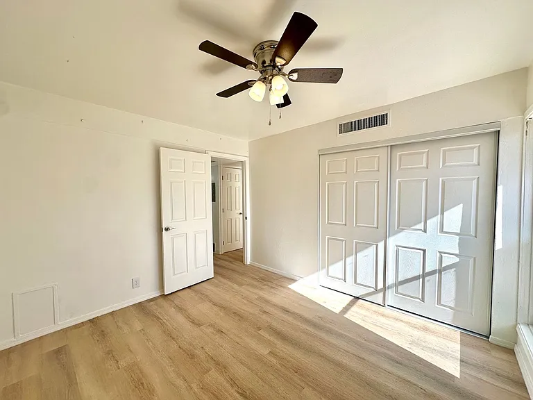 1 and 2 Bedroom Townhomes Near Downtown Tucson! Renovated with Off Street Parking! — Photo 14
