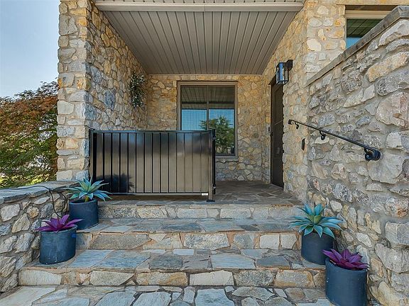 5th image of 10 Rustic Hills St