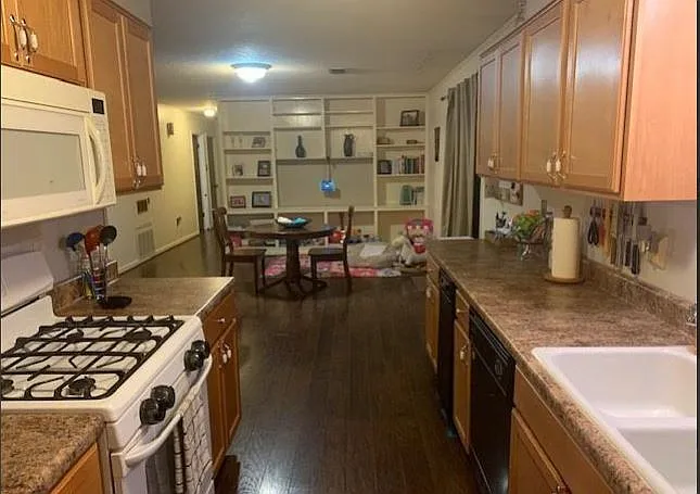 121 Shamrock Dr. - 121 — Photo 3