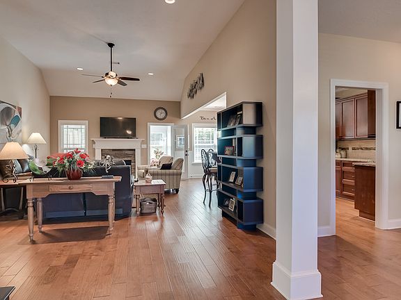 4th image of 715 Herrington Dr
