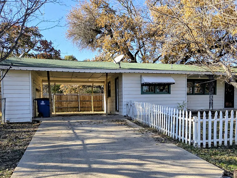323 Bristow St — Photo 3