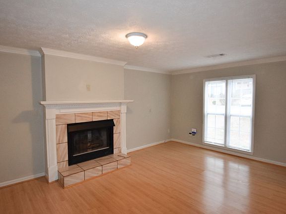 3rd image of 660 Carriage Ln