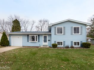 32 Dartmoor Dr, Crystal Lake, IL 60014