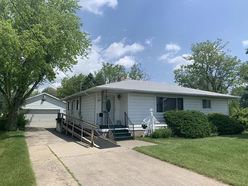1831 E Pinconning Rd photo 1