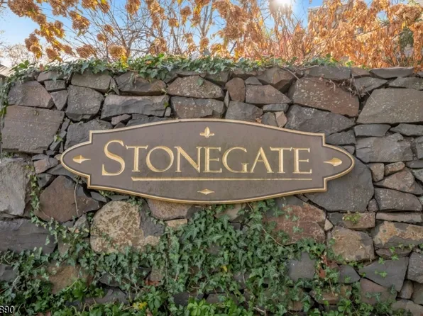 43 Stonegate Dr, Roseland Boro, NJ 07068