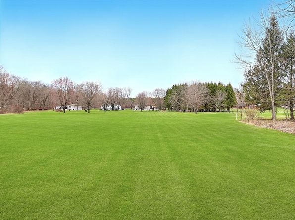 16 Pomeroy Meadow Rd, Easthampton, MA 01027