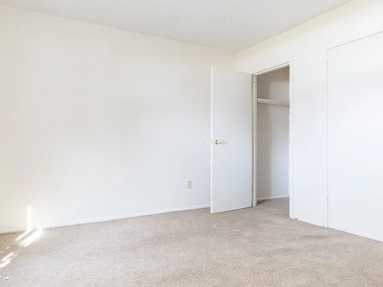 Windsor Gardens Apartments — Photo 28
