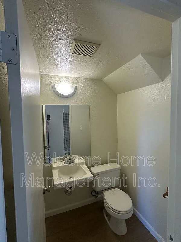 2 bed, 1.5 bath, 930 sqft, $2,550 — Photo 2