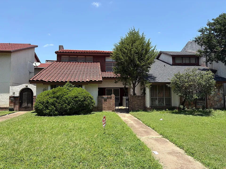 805 W Rochelle Rd