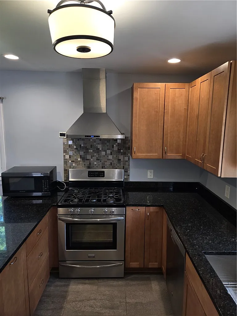 3 bed, 1.0 bath, 1871 sqft, $2,175 — Photo 2