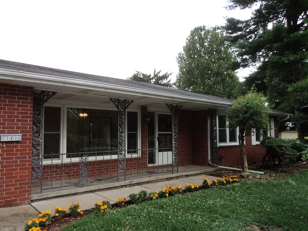 3 bed, 2.5 bath, 1600 sqft, $1,575 — Photo 2