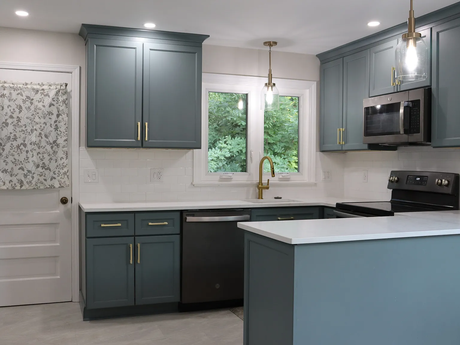 3 bed, 1.5 bath, 1036 sqft, $3,200 — Photo 1