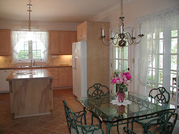 ******Large Eat In Kitchen