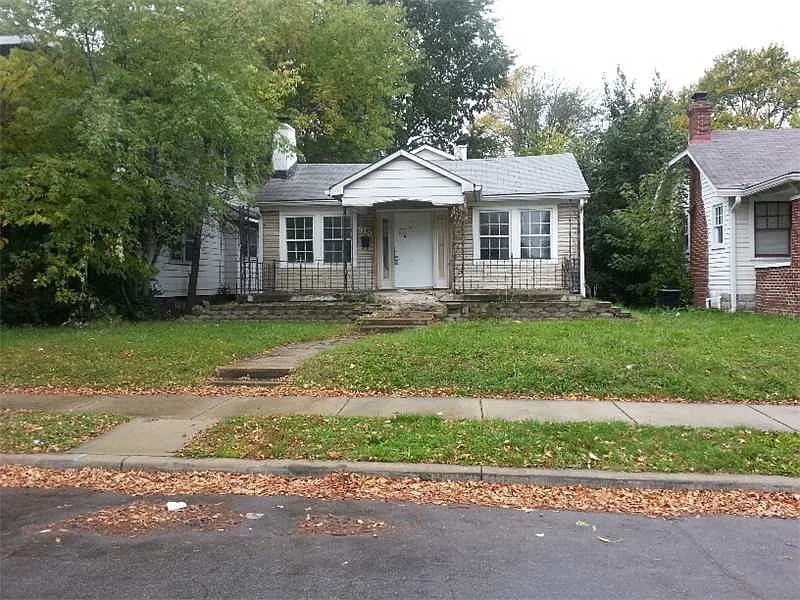 910 N Chester Ave photo 1