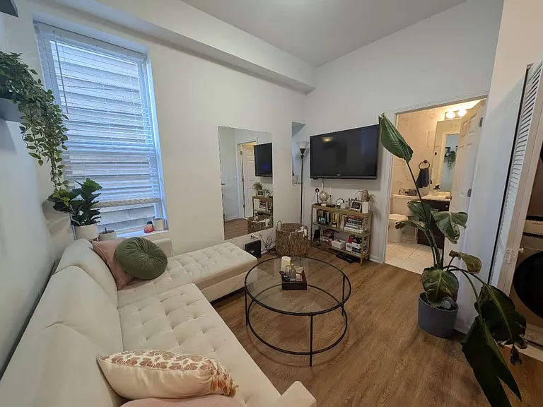 2918 S Union Ave #1 — Photo 3
