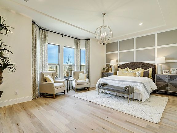 Primary bed with bay window - staged