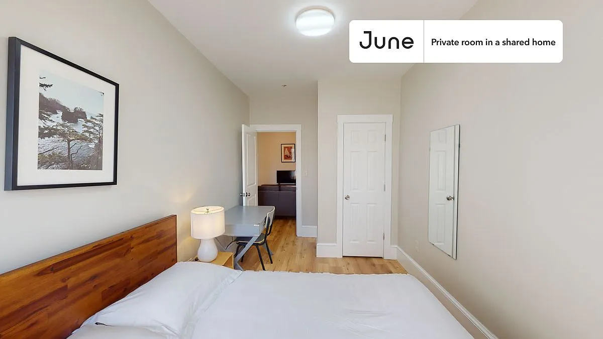 Full bedroom in 5 bed/2 bath home in Brighton #1403 D — Photo 2