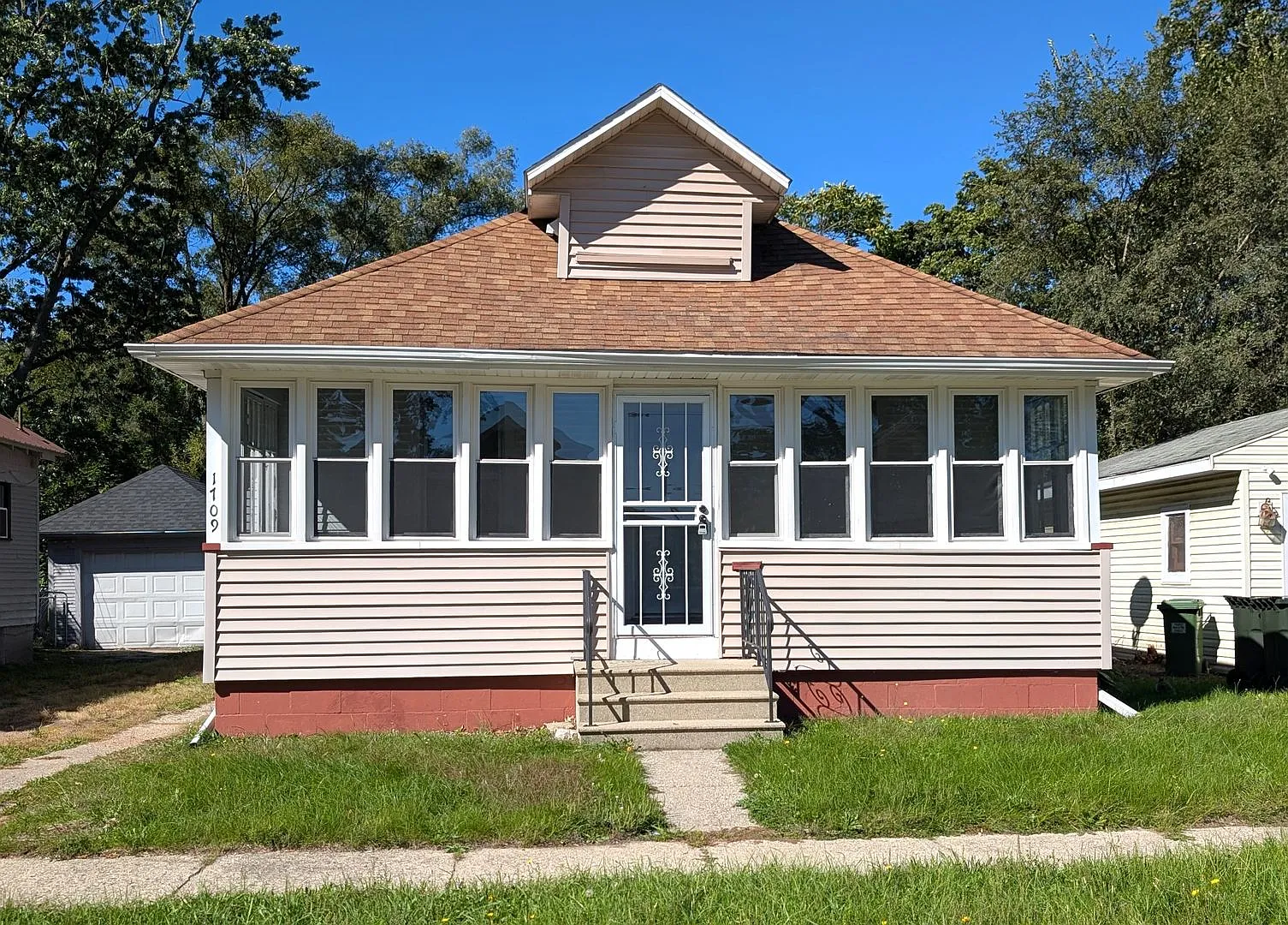1709 Ray St, 3 bedroom house with basement — Photo 1