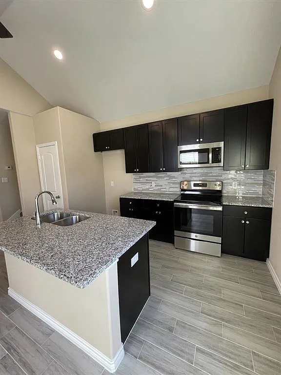 4 bed, 2.5 bath, 1572 sqft, $1,599 — Photo 3