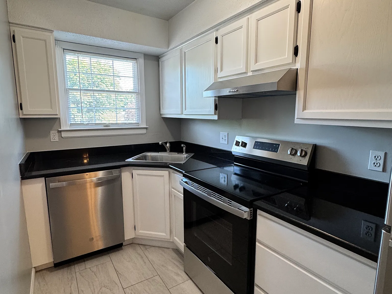 2 bed, 933 sqft, $1,800 — Photo 2