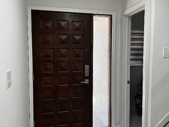 Entrance and half bathroom