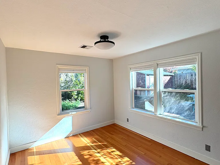 545 NE Irving Ave — Photo 8