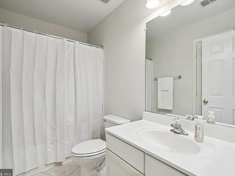 8555 Wyngate Manor Ct — Photo 2