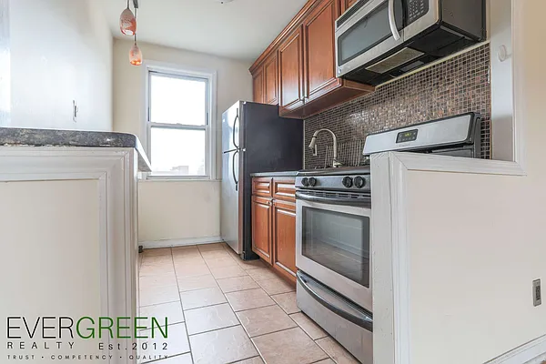 Rented by Evergreen Apartments BK | media 7