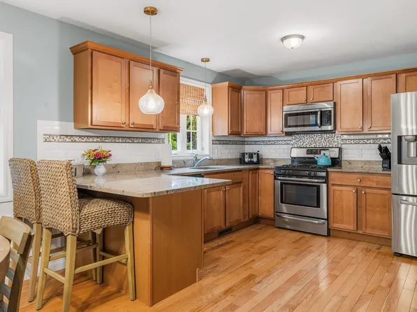 29 Locksley Lane, Raymond, NH 03077