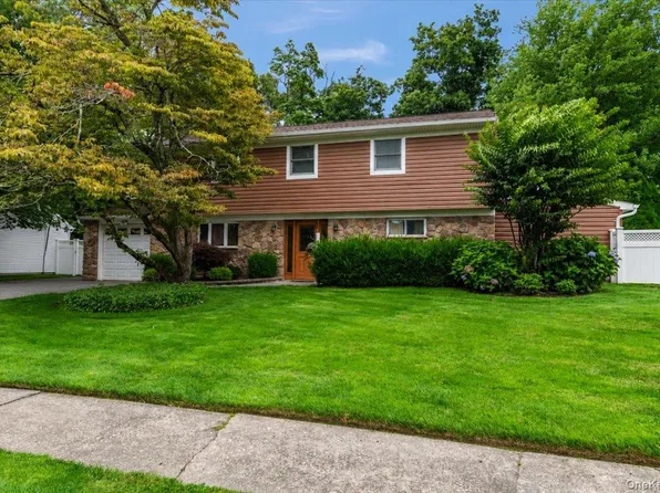 9 Donald Drive, Plainview, NY 11803