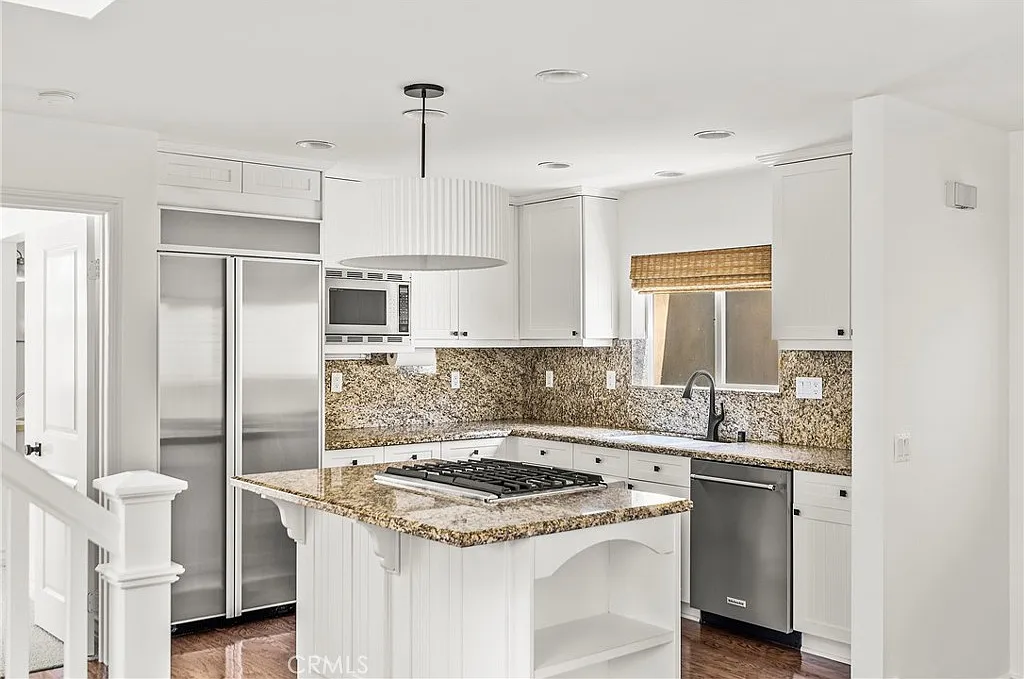 2 bed, 2.5 bath, 1298 sqft, $6,995 — Photo 4