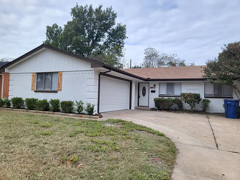 1213 Carroll Dr — Photo 1