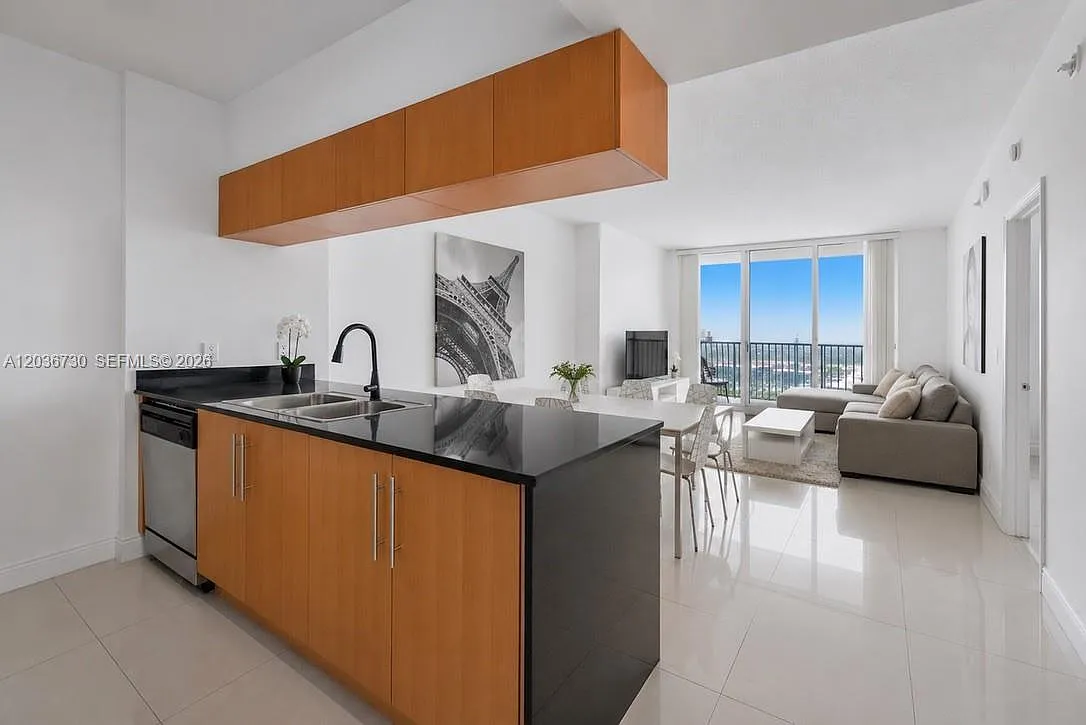 Opera Tower Condo — Photo 2