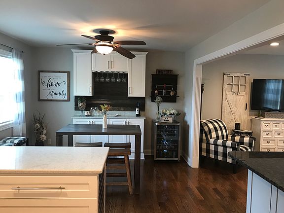 Breakfast/Dining Area