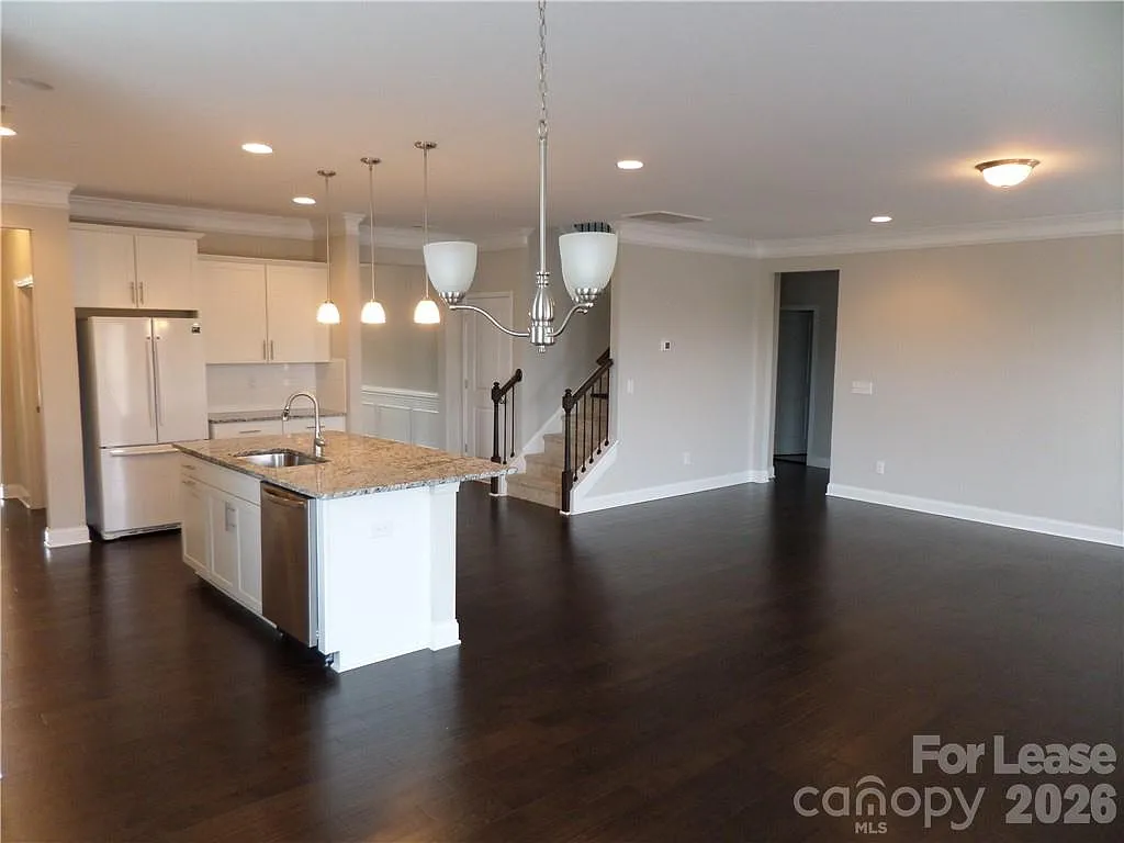4 bed, 3.0 bath, 3240 sqft, $2,995 — Photo 4