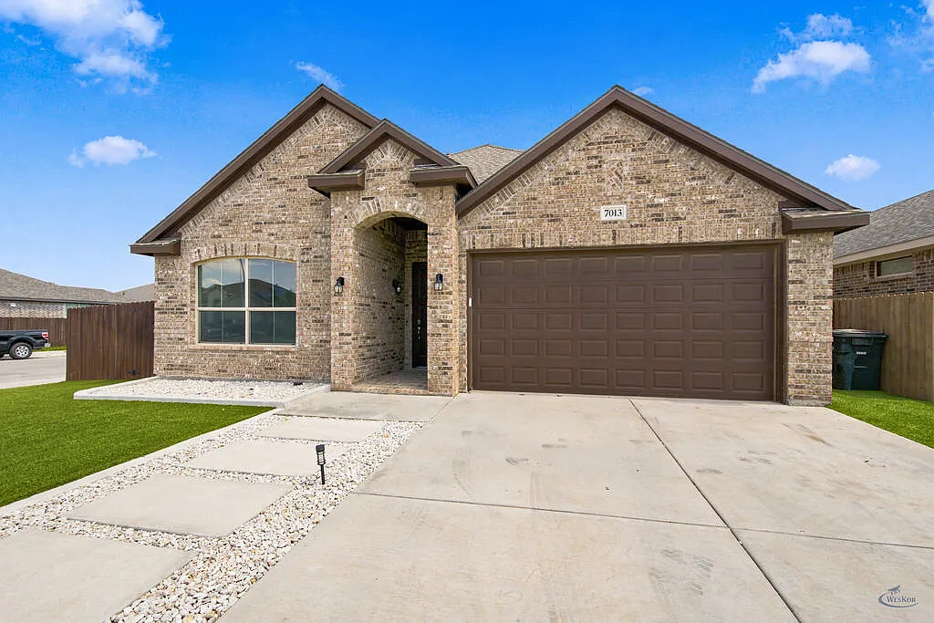 4 bed, 3.0 bath, 2491 sqft, $3,700 — Photo 3