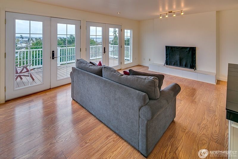 4th image of 8061 Chinook Way