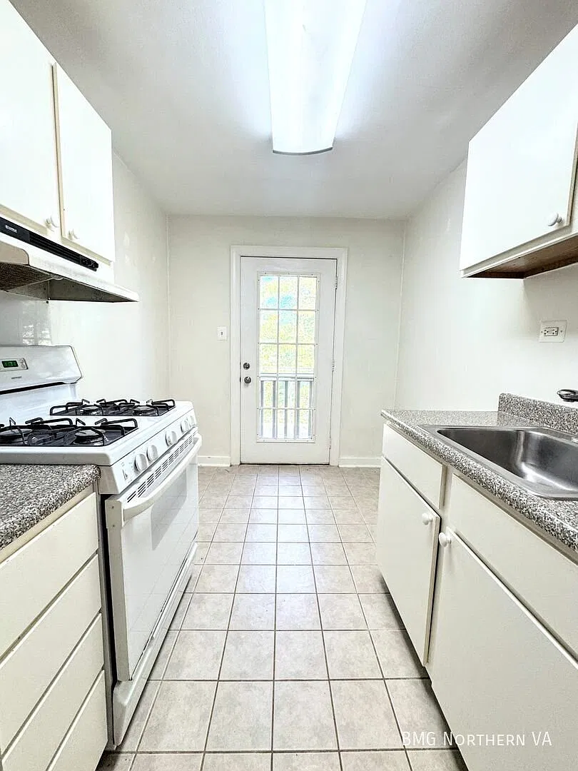 Charming Top Floor 1 BR 1 BA Garden Style Condo In Much Sought After Arlington Oaks — Photo 4