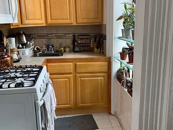 3rd image of 527 Henry St