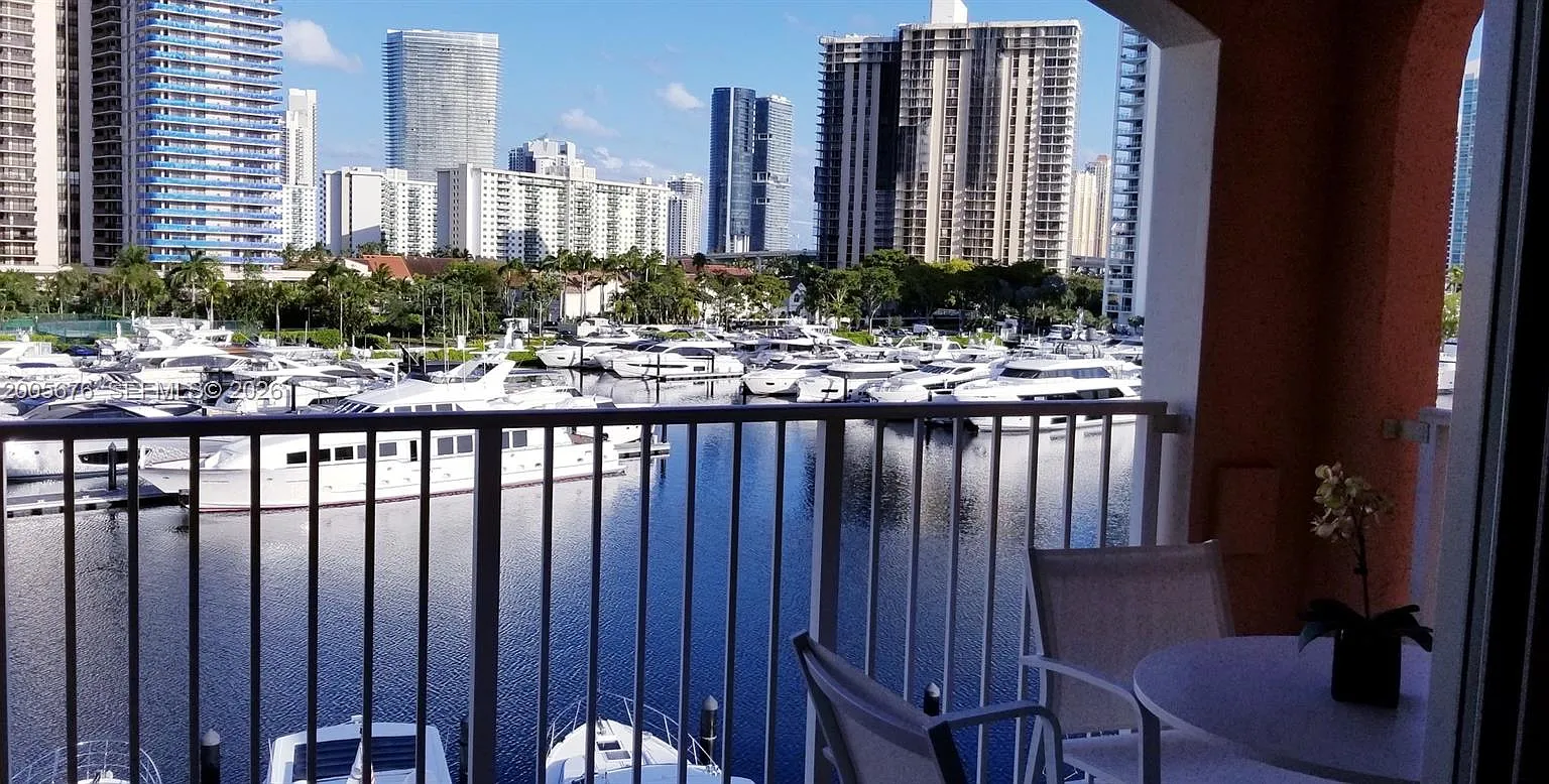 The Yacht Club At Aventur — Photo 2