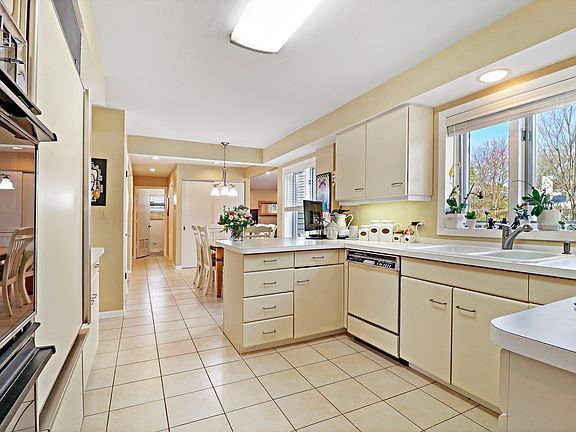 The nearby kitchen has a 14x11 U-shaped prep area