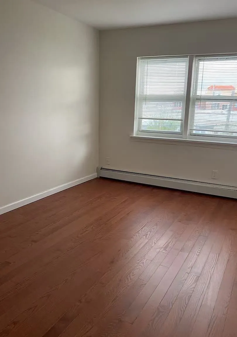 4 bed, 1.5 bath, 1100 sqft, $3,250 — Photo 4