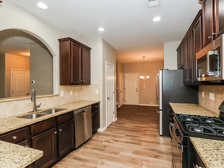 3924 Lake Manor Way — Photo 8
