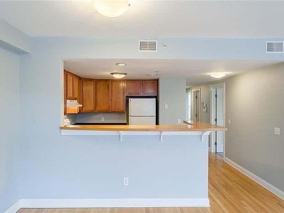 5th image of 231 Douglas Ave Unit R7